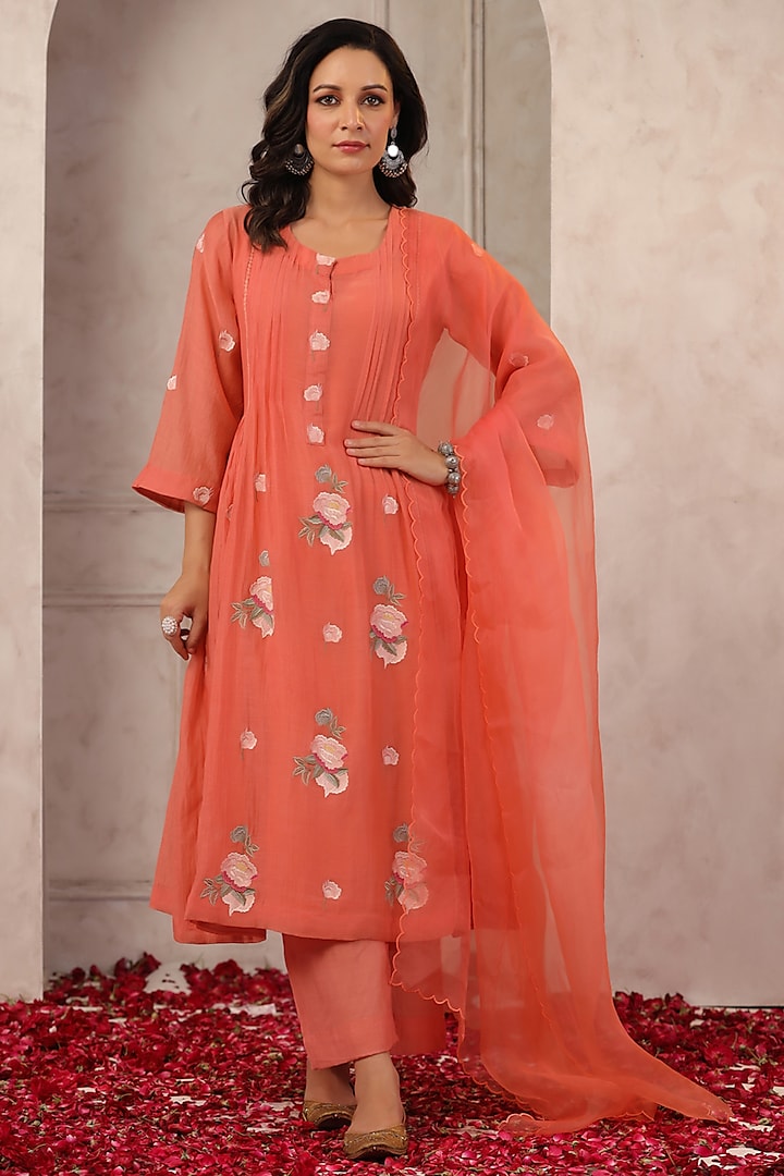 Peach Chanderi Embroidered Gathered Kurta Set by ANSHU WADHWA at Pernia's Pop Up Shop