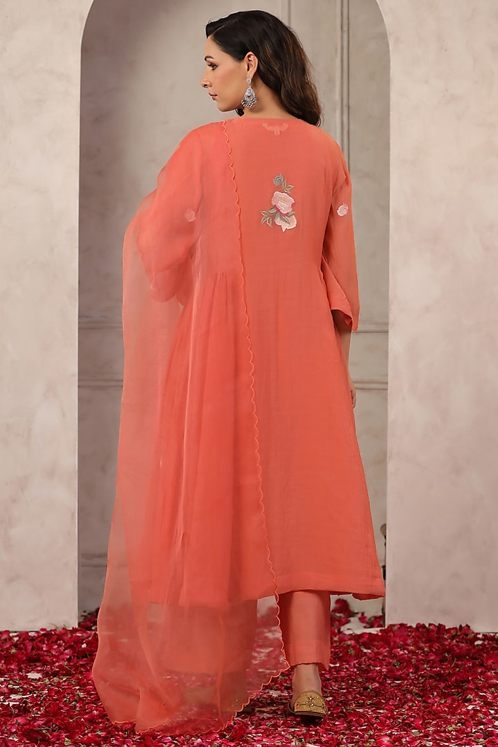 Peach Chanderi Embroidered Gathered Kurta Set by ANSHU WADHWA at Pernia's Pop Up Shop