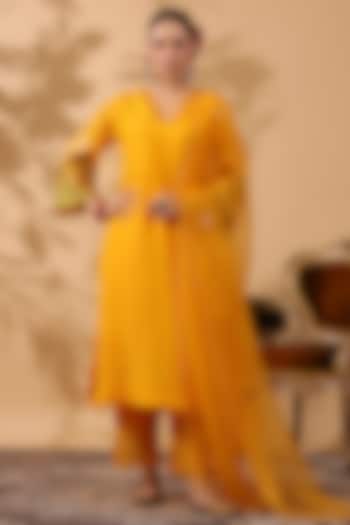 Mango Yellow Chanderi Machine Embroidered Kurta Set by ANSHU WADHWA at Pernia's Pop Up Shop
