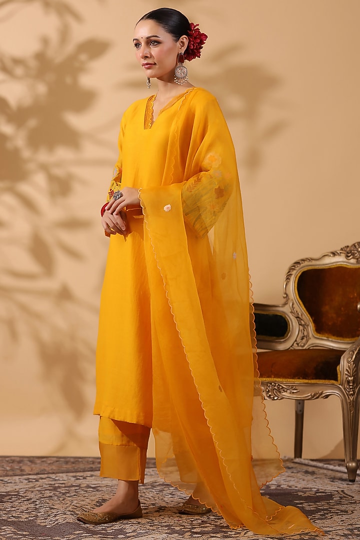 Mango Yellow Chanderi Machine Embroidered Kurta Set by ANSHU WADHWA at Pernia's Pop Up Shop