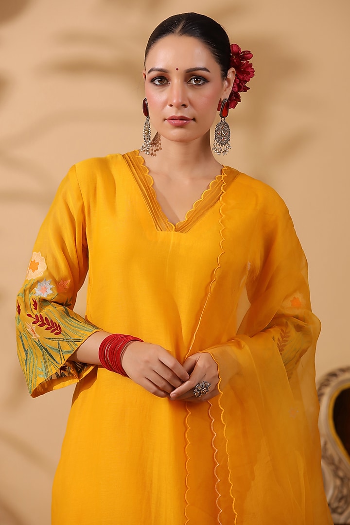 Mango Yellow Chanderi Machine Embroidered Kurta Set by ANSHU WADHWA at Pernia's Pop Up Shop