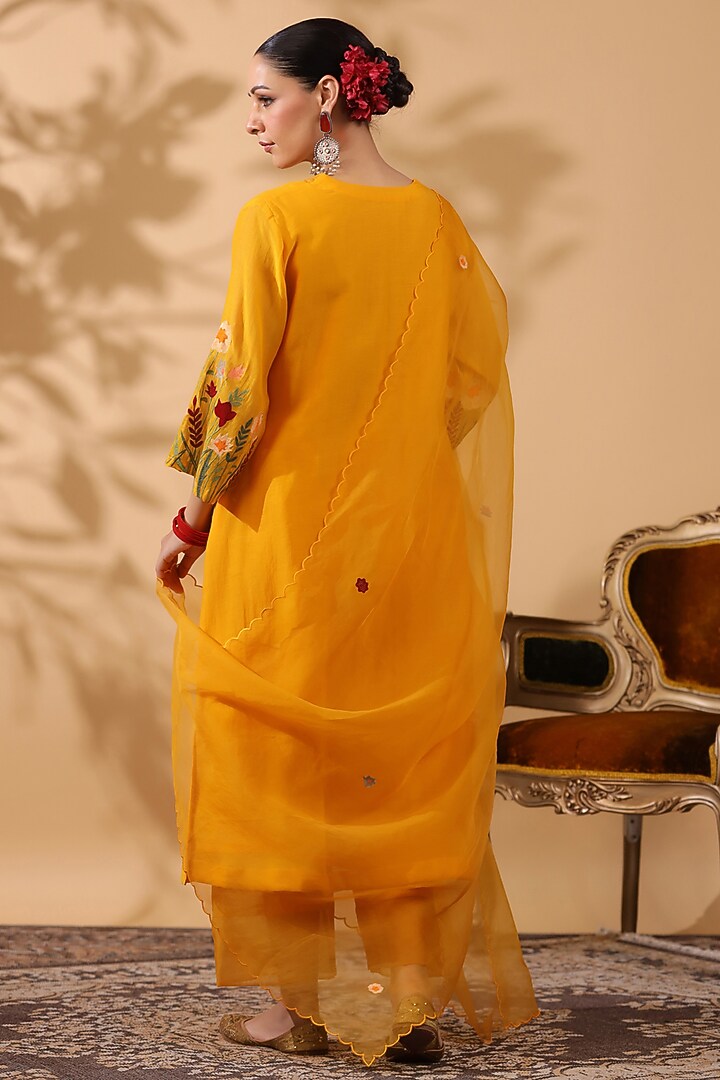 Mango Yellow Chanderi Machine Embroidered Kurta Set by ANSHU WADHWA at Pernia's Pop Up Shop