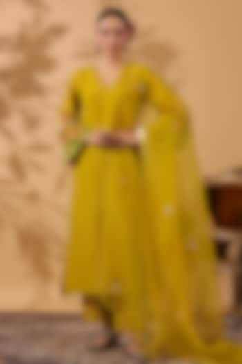 Mehendi Green Chanderi Machine Embroidered Kurta Set by ANSHU WADHWA at Pernia's Pop Up Shop