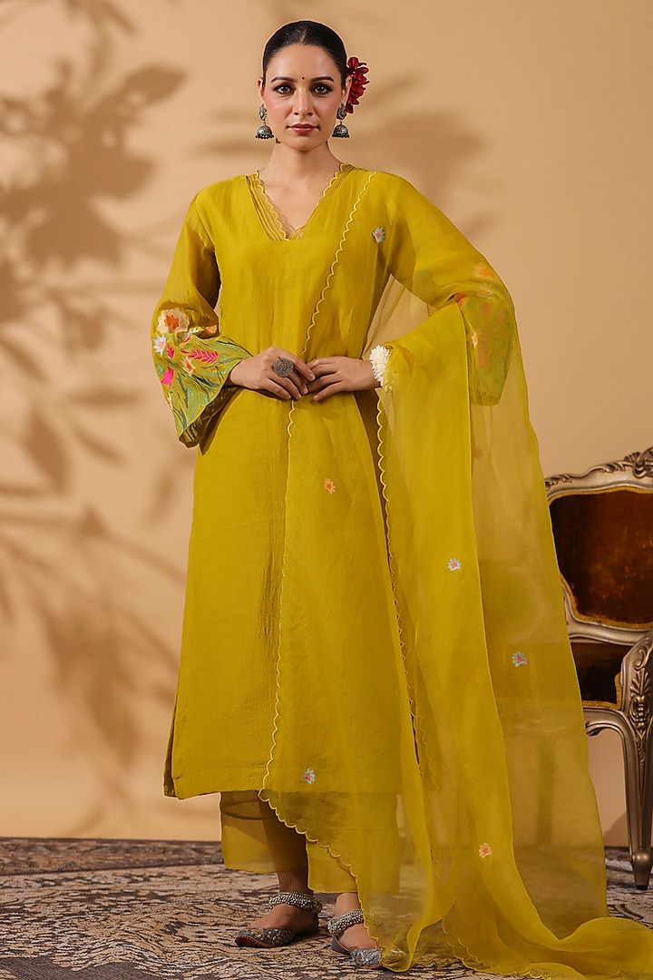 Mehendi Green Chanderi Machine Embroidered Kurta Set by ANSHU WADHWA at Pernia's Pop Up Shop