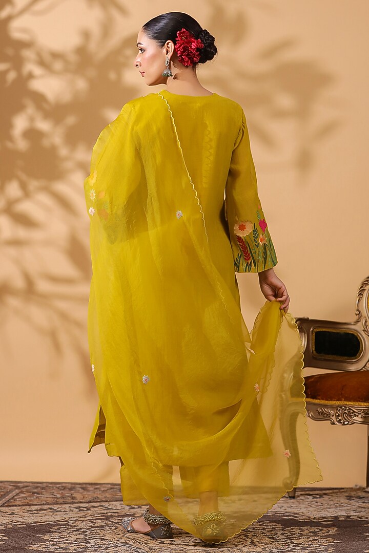 Mehendi Green Chanderi Machine Embroidered Kurta Set by ANSHU WADHWA at Pernia's Pop Up Shop