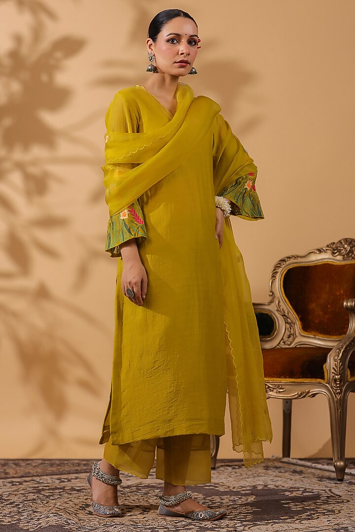 Mehendi Green Chanderi Machine Embroidered Kurta Set by ANSHU WADHWA at Pernia's Pop Up Shop