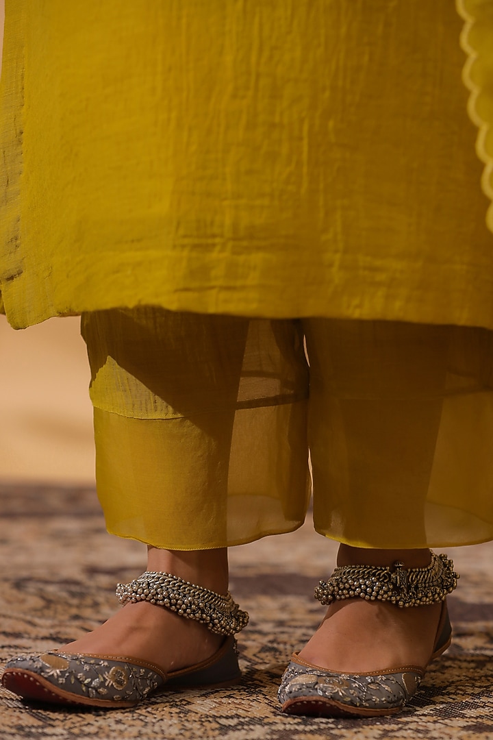 Mehendi Green Chanderi Machine Embroidered Kurta Set by ANSHU WADHWA at Pernia's Pop Up Shop
