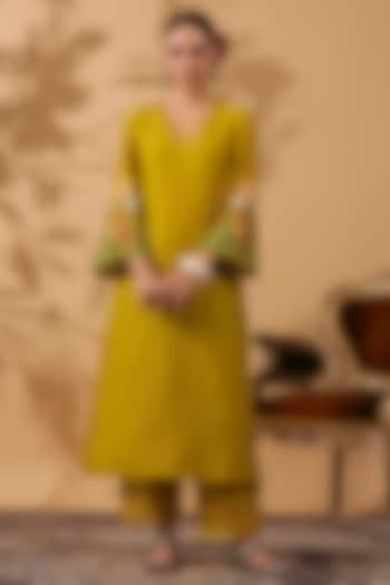 Mehendi Green Chanderi Machine Embroidered Kurta Set by ANSHU WADHWA at Pernia's Pop Up Shop