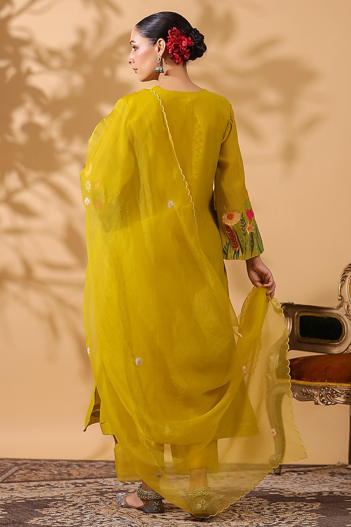 Mehendi Green Chanderi Machine Embroidered Kurta Set by ANSHU WADHWA at Pernia's Pop Up Shop