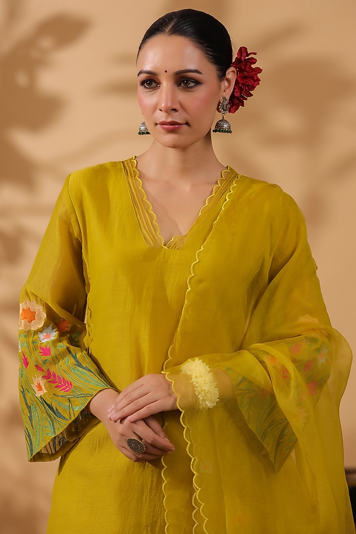 Mehendi Green Chanderi Machine Embroidered Kurta Set by ANSHU WADHWA at Pernia's Pop Up Shop