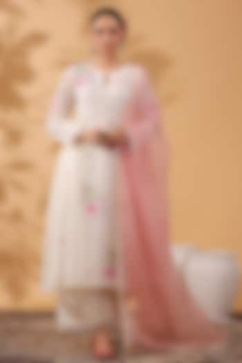 Ivory Chanderi Machine Embroidered Kurta Set by ANSHU WADHWA at Pernia's Pop Up Shop