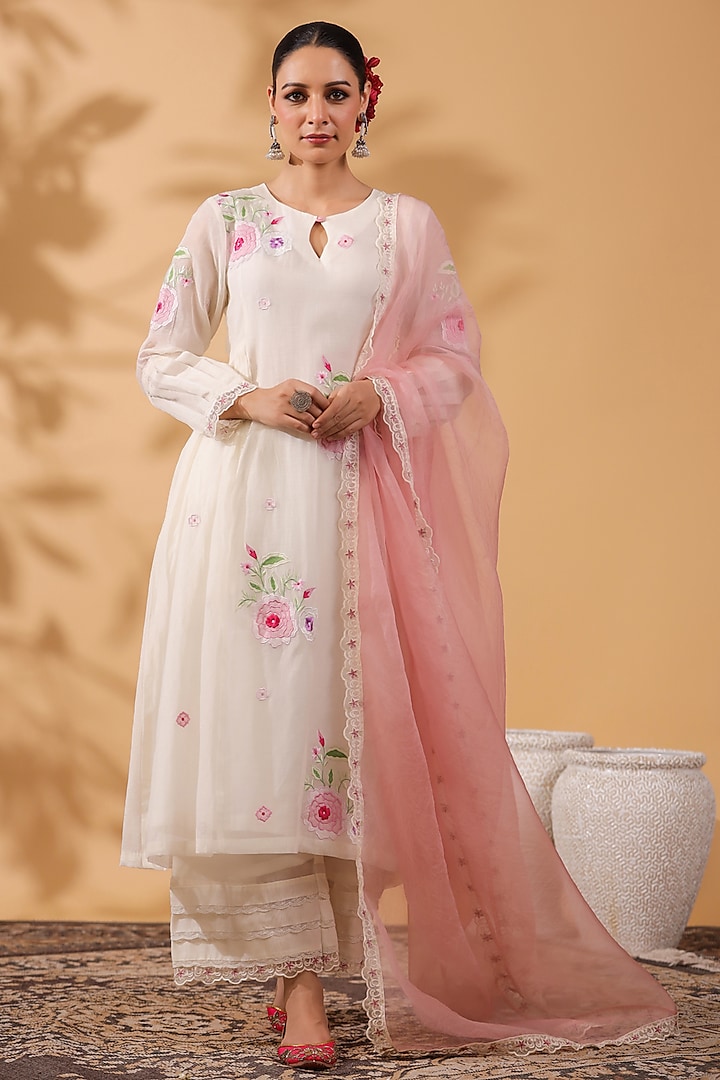 Ivory Chanderi Machine Embroidered Kurta Set by ANSHU WADHWA at Pernia's Pop Up Shop