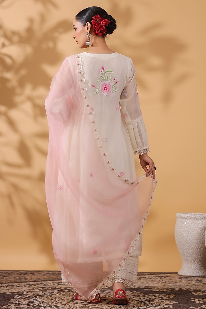 Ivory Chanderi Machine Embroidered Kurta Set by ANSHU WADHWA at Pernia's Pop Up Shop