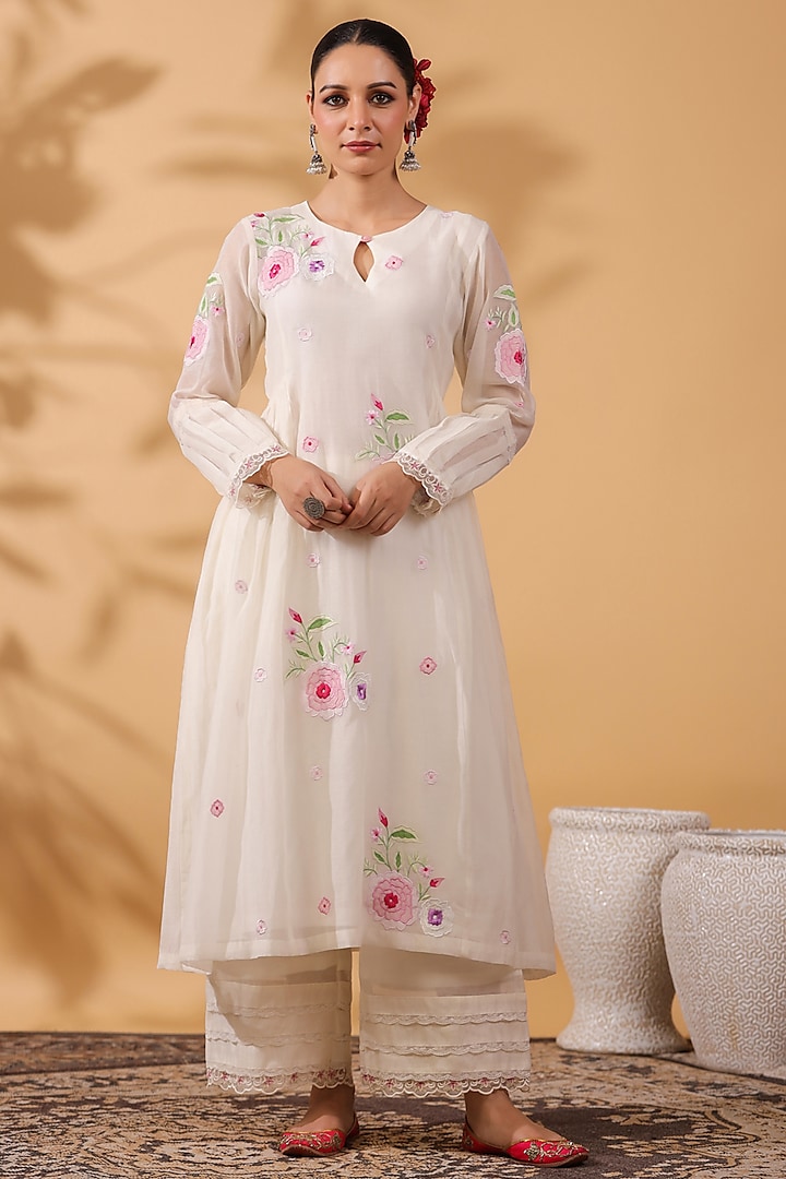 Ivory Chanderi Machine Embroidered Kurta Set by ANSHU WADHWA at Pernia's Pop Up Shop