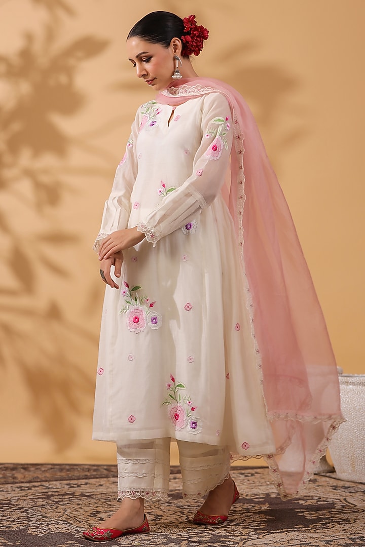 Ivory Chanderi Machine Embroidered Kurta Set by ANSHU WADHWA at Pernia's Pop Up Shop