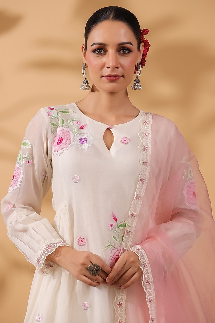 Ivory Chanderi Machine Embroidered Kurta Set by ANSHU WADHWA at Pernia's Pop Up Shop