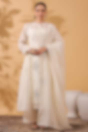 Ivory Chanderi Machine Embroidered Kurta Set by ANSHU WADHWA at Pernia's Pop Up Shop