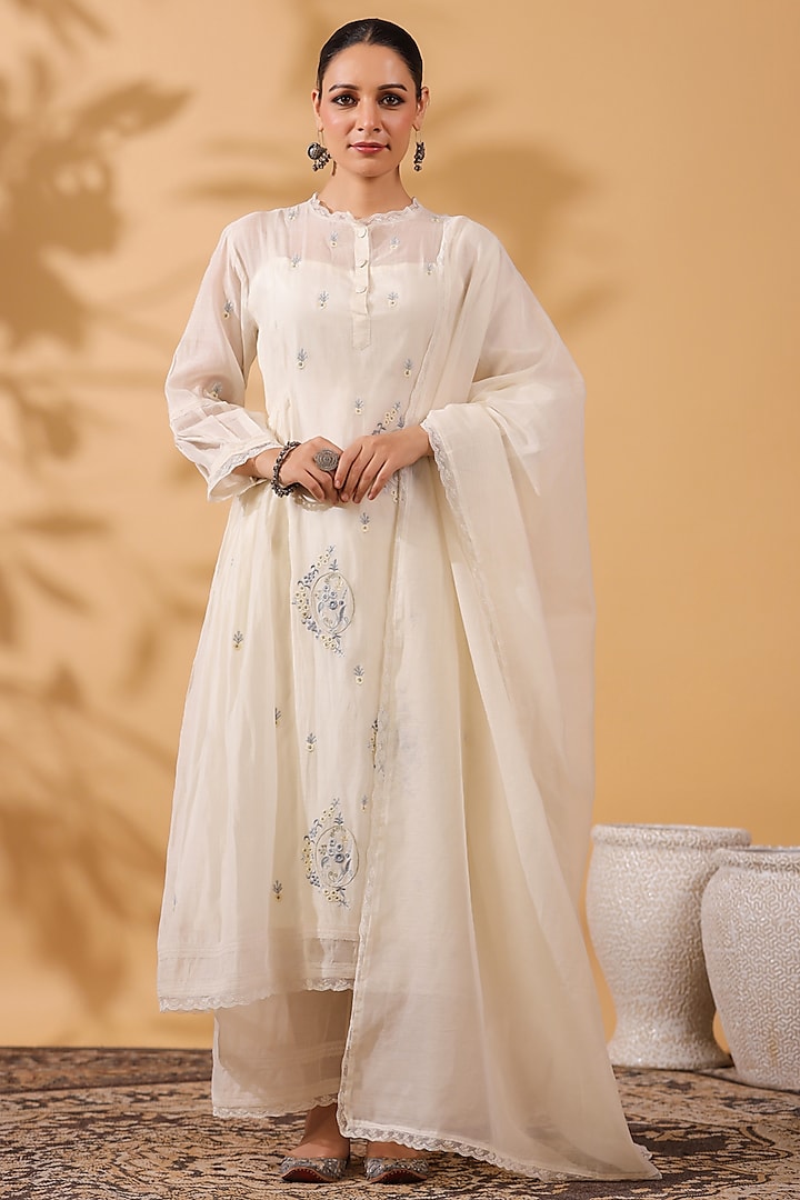 Ivory Chanderi Machine Embroidered Kurta Set by ANSHU WADHWA at Pernia's Pop Up Shop