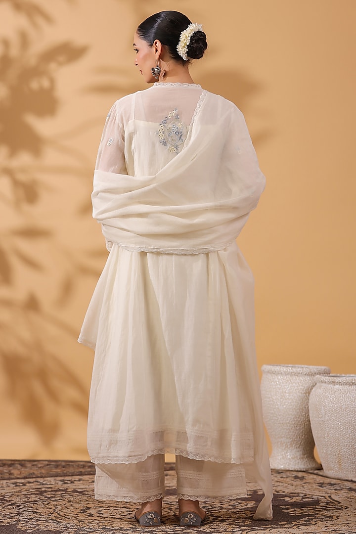 Ivory Chanderi Machine Embroidered Kurta Set by ANSHU WADHWA at Pernia's Pop Up Shop