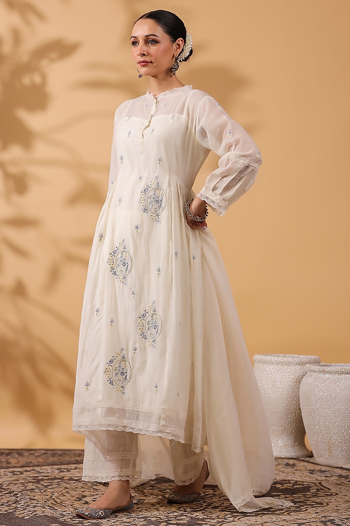 Ivory Chanderi Machine Embroidered Kurta Set by ANSHU WADHWA at Pernia's Pop Up Shop