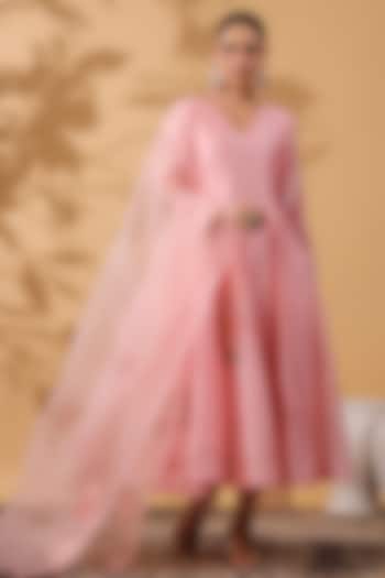Pink Chanderi Silk Machine Embroidered Kurta Set by ANSHU WADHWA at Pernia's Pop Up Shop