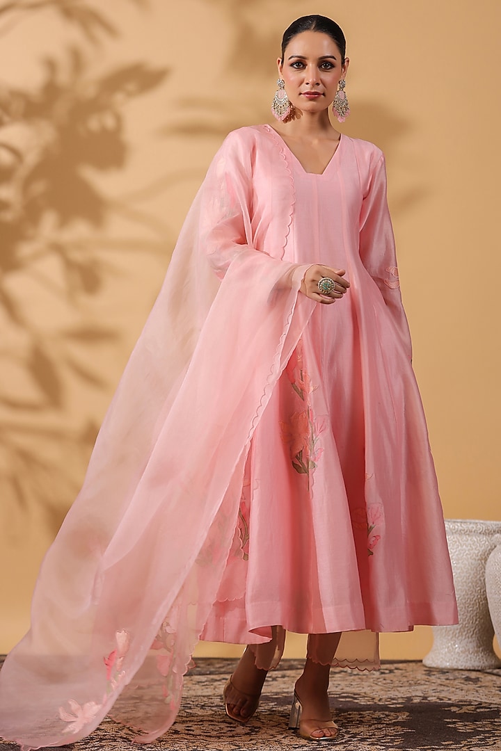 Pink Chanderi Silk Machine Embroidered Kurta Set by ANSHU WADHWA at Pernia's Pop Up Shop