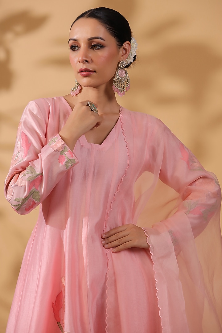 Pink Chanderi Silk Machine Embroidered Kurta Set by ANSHU WADHWA at Pernia's Pop Up Shop