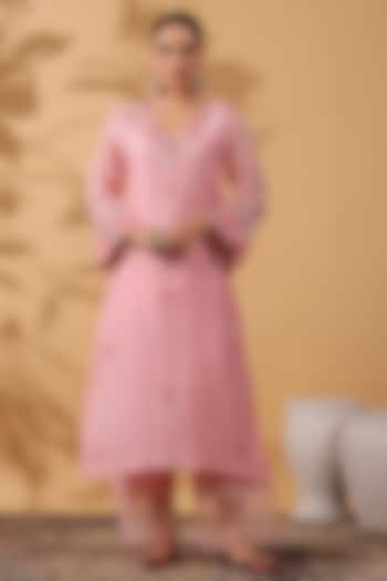 Pink Chanderi Machine Embroidered Kurta Set by ANSHU WADHWA at Pernia's Pop Up Shop