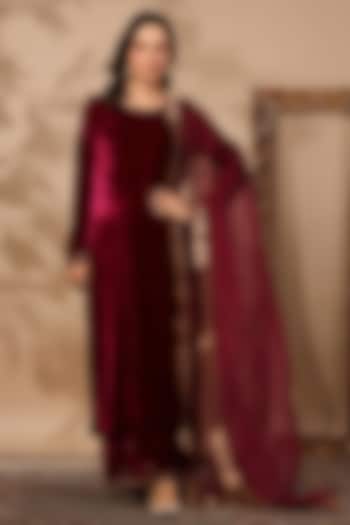 Maroon Velvet Hand Embroidered Kurta Set by ANSHU WADHWA at Pernia's Pop Up Shop