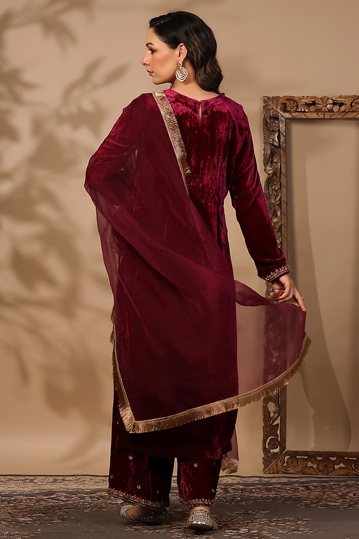 Maroon Velvet Hand Embroidered Kurta Set by ANSHU WADHWA at Pernia's Pop Up Shop