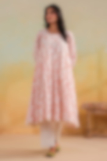 White Cotton Floral Printed Kalidar Kurta Set by ANSHU WADHWA at Pernia's Pop Up Shop