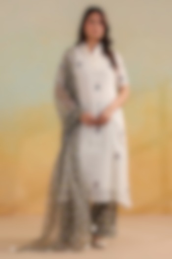 Off-White Cotton Embroidered Kurta Set by ANSHU WADHWA at Pernia's Pop Up Shop
