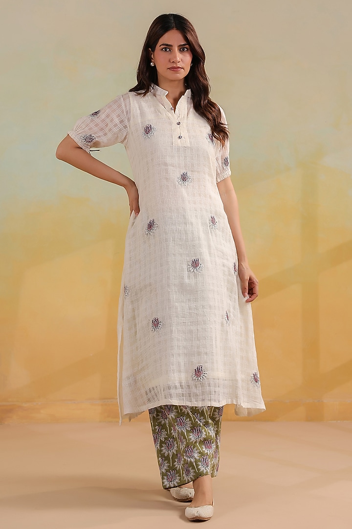 Off-White Cotton Embroidered Kurta Set by ANSHU WADHWA at Pernia's Pop Up Shop