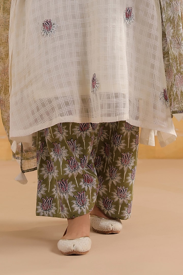 Off-White Cotton Embroidered Kurta Set by ANSHU WADHWA at Pernia's Pop Up Shop