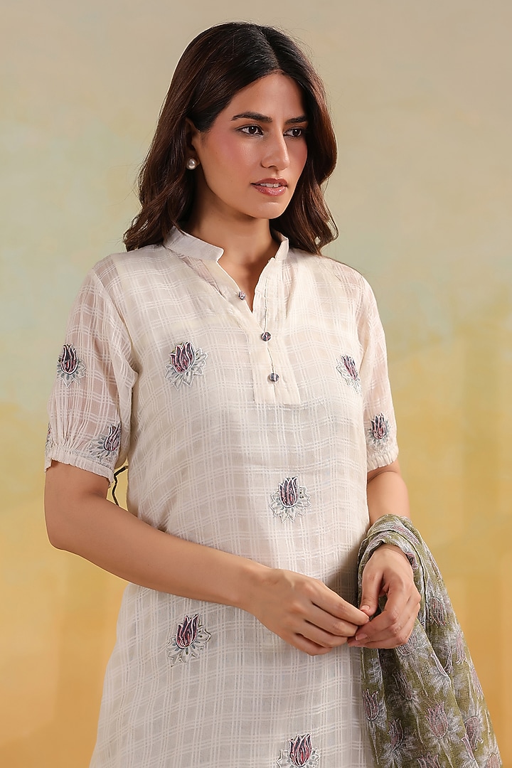 Off-White Cotton Embroidered Kurta Set by ANSHU WADHWA at Pernia's Pop Up Shop