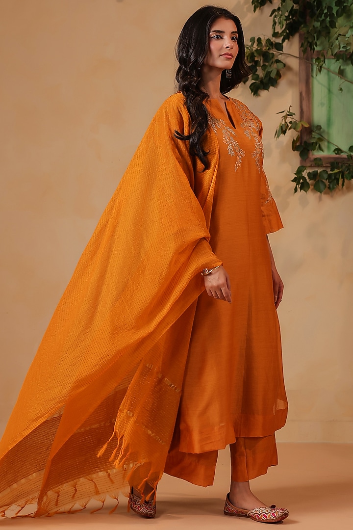 Mustard Brown Chanderi Machine Embroidered Kurta Set by ANSHU WADHWA at Pernia's Pop Up Shop