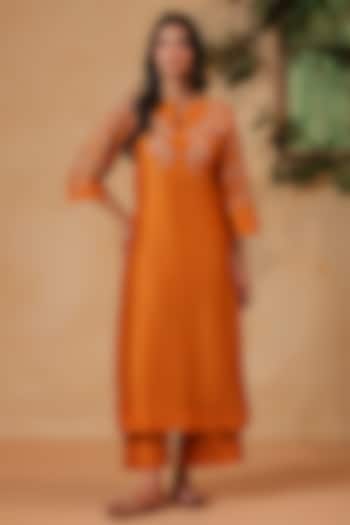 Mustard Brown Chanderi Machine Embroidered Kurta Set by ANSHU WADHWA at Pernia's Pop Up Shop