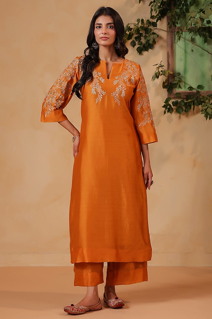 Mustard Brown Chanderi Machine Embroidered Kurta Set by ANSHU WADHWA at Pernia's Pop Up Shop