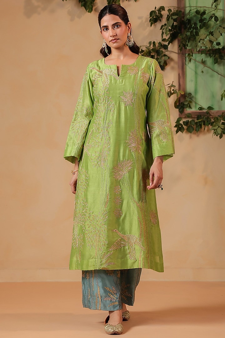 Green Chanderi Machine Embroidered Kurta Set by ANSHU WADHWA at Pernia's Pop Up Shop