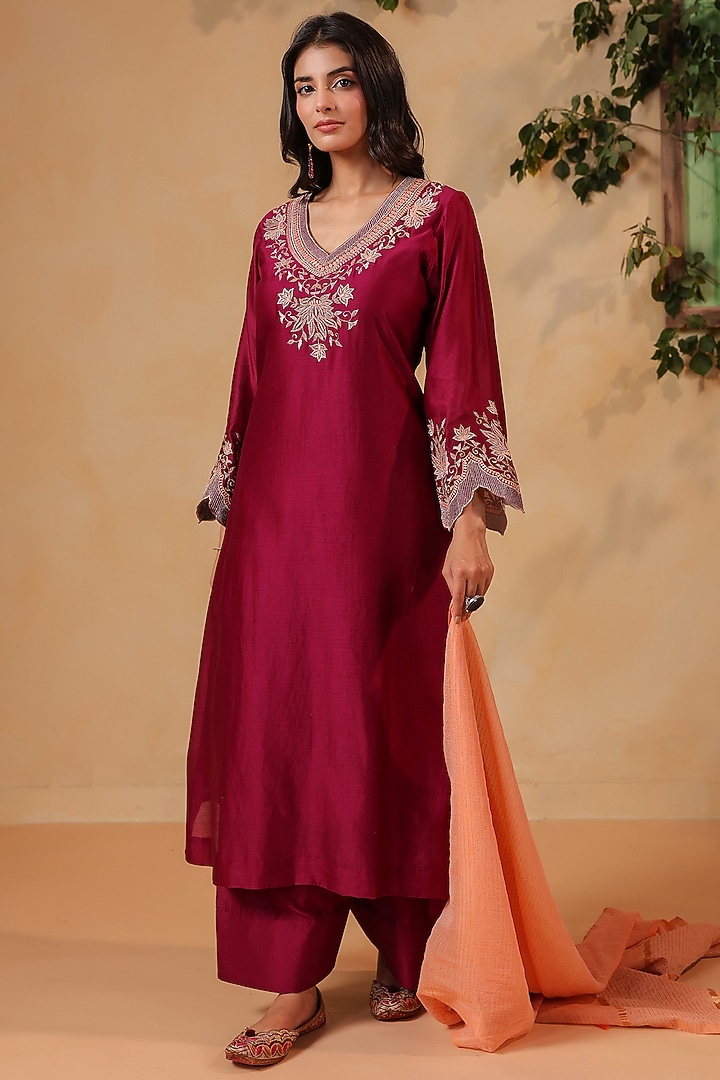 Maroon Chanderi Machine Embroidered Kurta Set by ANSHU WADHWA at Pernia's Pop Up Shop