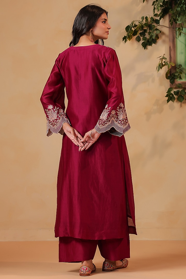 Maroon Chanderi Machine Embroidered Kurta Set by ANSHU WADHWA at Pernia's Pop Up Shop