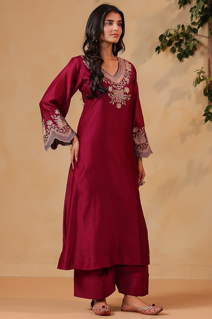 Maroon Chanderi Machine Embroidered Kurta Set by ANSHU WADHWA at Pernia's Pop Up Shop