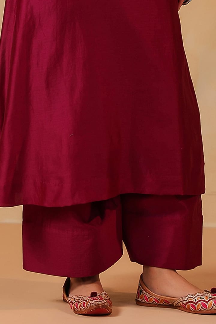 Maroon Chanderi Machine Embroidered Kurta Set by ANSHU WADHWA at Pernia's Pop Up Shop