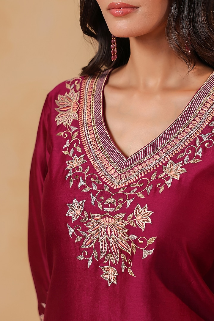 Maroon Chanderi Machine Embroidered Kurta Set by ANSHU WADHWA at Pernia's Pop Up Shop