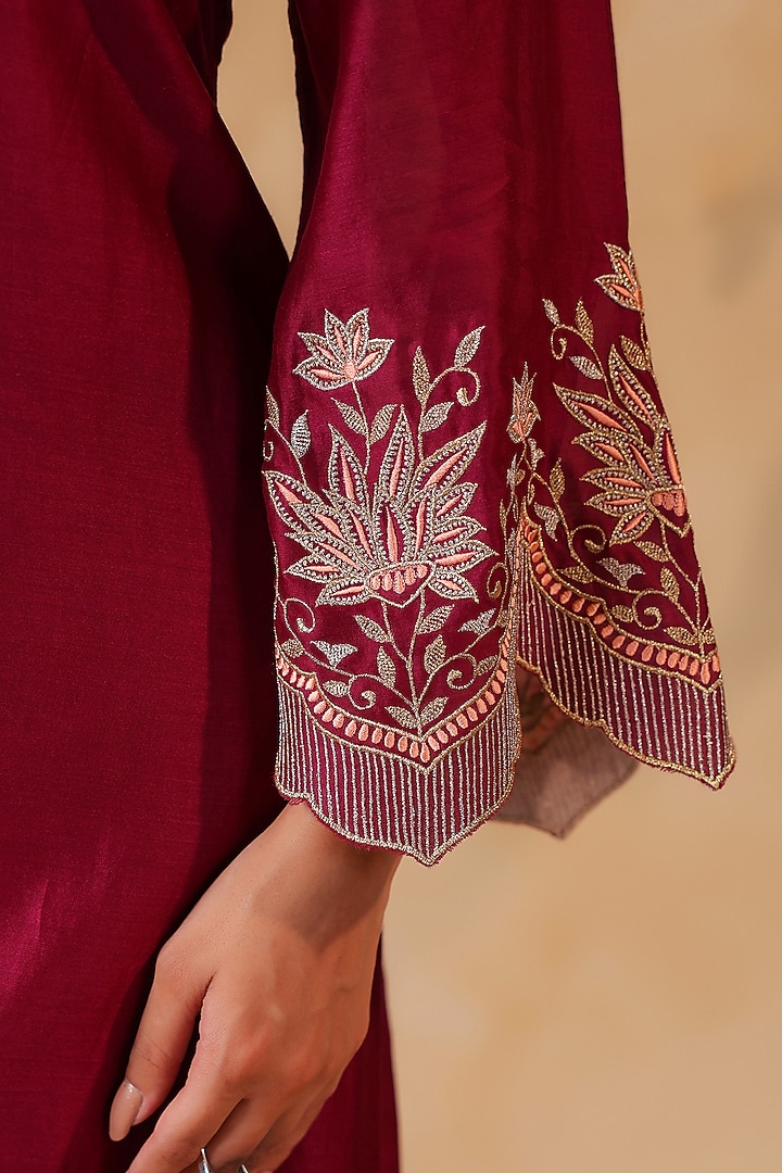 Maroon Chanderi Machine Embroidered Kurta Set by ANSHU WADHWA at Pernia's Pop Up Shop