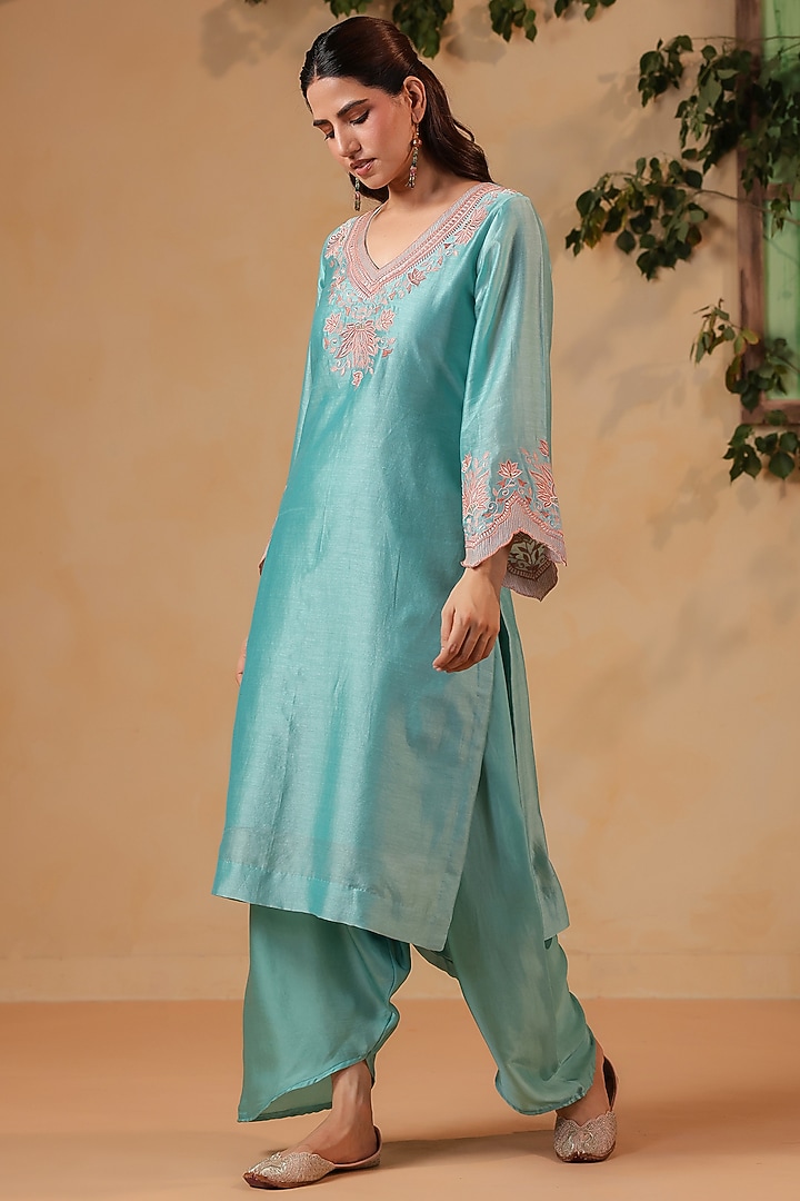 Blue Chanderi Machine Embroidered Kurta Set by ANSHU WADHWA at Pernia's Pop Up Shop