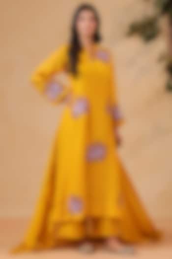 Yellow Chanderi Machine Embroidered Kurta Set by ANSHU WADHWA at Pernia's Pop Up Shop