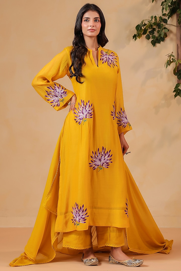 Yellow Chanderi Machine Embroidered Kurta Set by ANSHU WADHWA at Pernia's Pop Up Shop