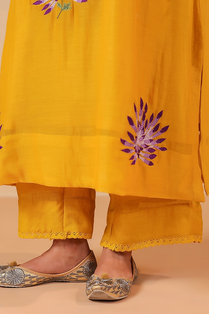 Yellow Chanderi Machine Embroidered Kurta Set by ANSHU WADHWA at Pernia's Pop Up Shop