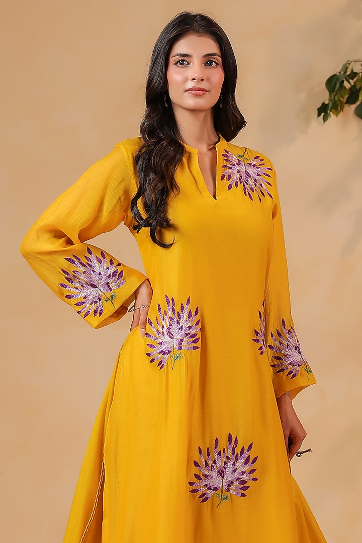 Yellow Chanderi Machine Embroidered Kurta Set by ANSHU WADHWA at Pernia's Pop Up Shop
